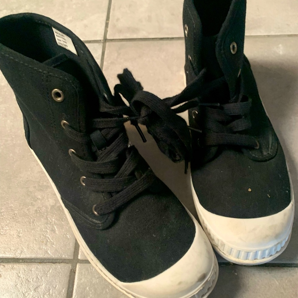 PAIR OF SO HIGH TOP TENNIS SHOES. SIZE 81/2.